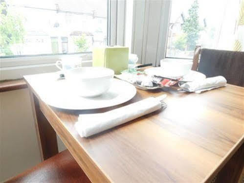 Spencer Inn Apartments Харроу Экстерьер фото
